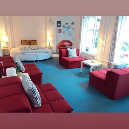 Cozy Right Next To The Hall Apartment *